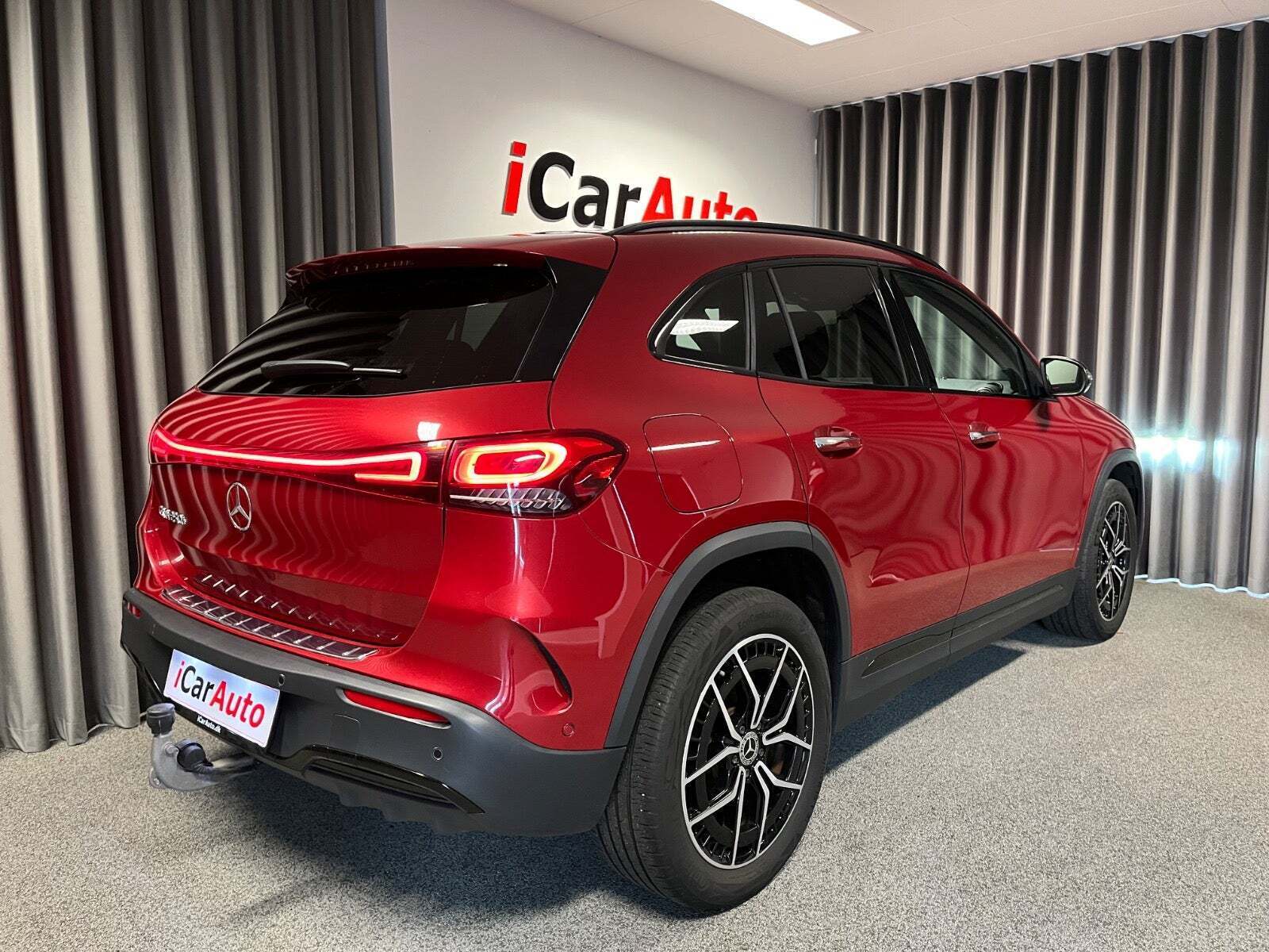 Rød Mercedes EQA250+ fra 2023