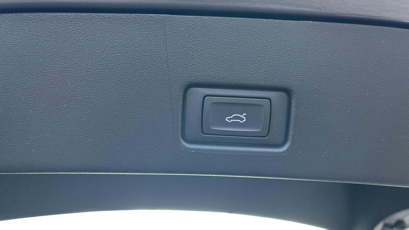 Grå Audi Q4 e-tron fra 2023