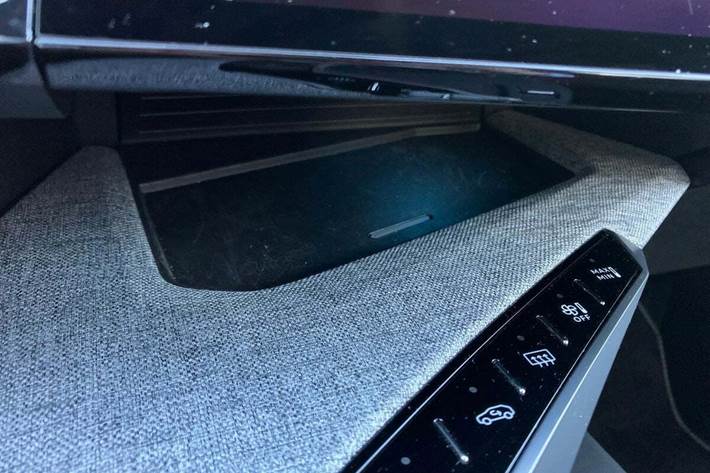 Sort Peugeot e-3008 fra 2025