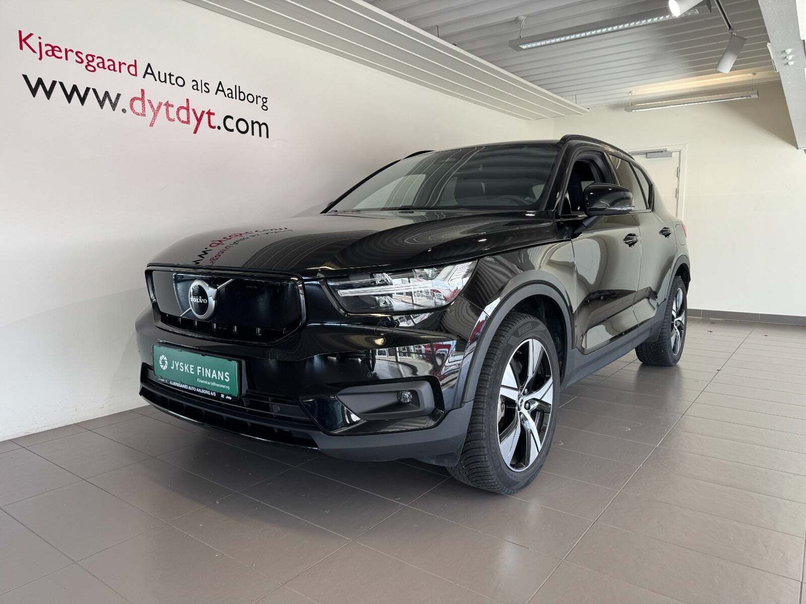 Sort Volvo XC40 fra 2023 set udefra