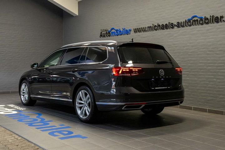 Grå VW Passat fra 2020