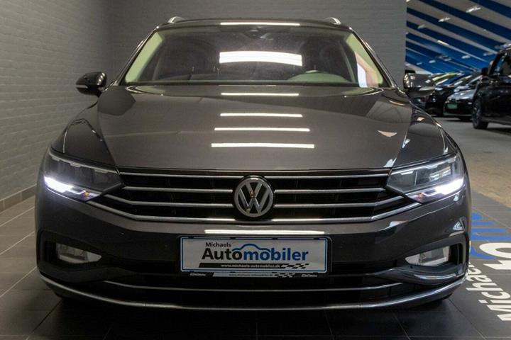 Grå VW Passat fra 2020