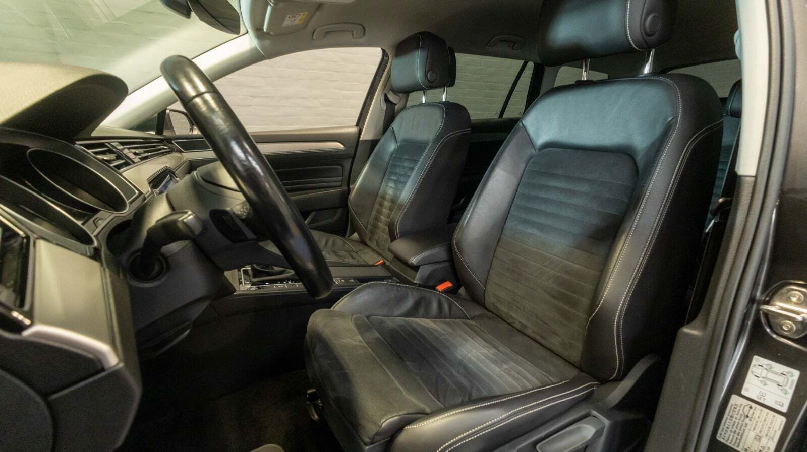 Grå VW Passat fra 2020