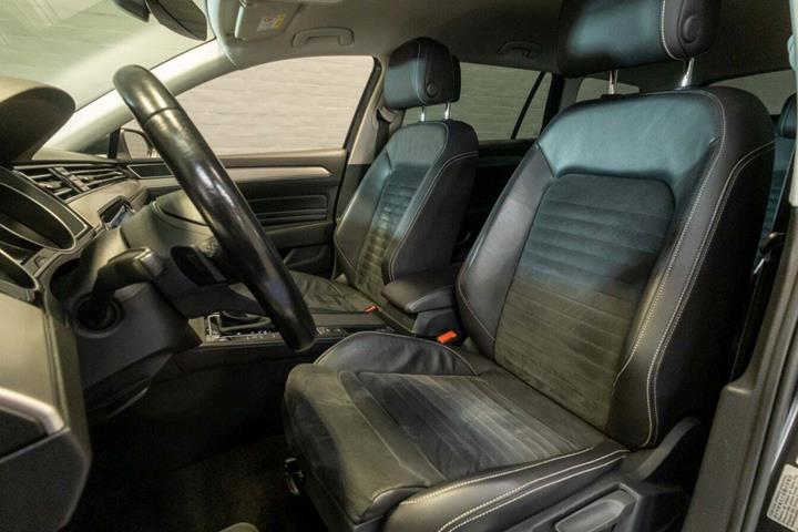 Grå VW Passat fra 2020