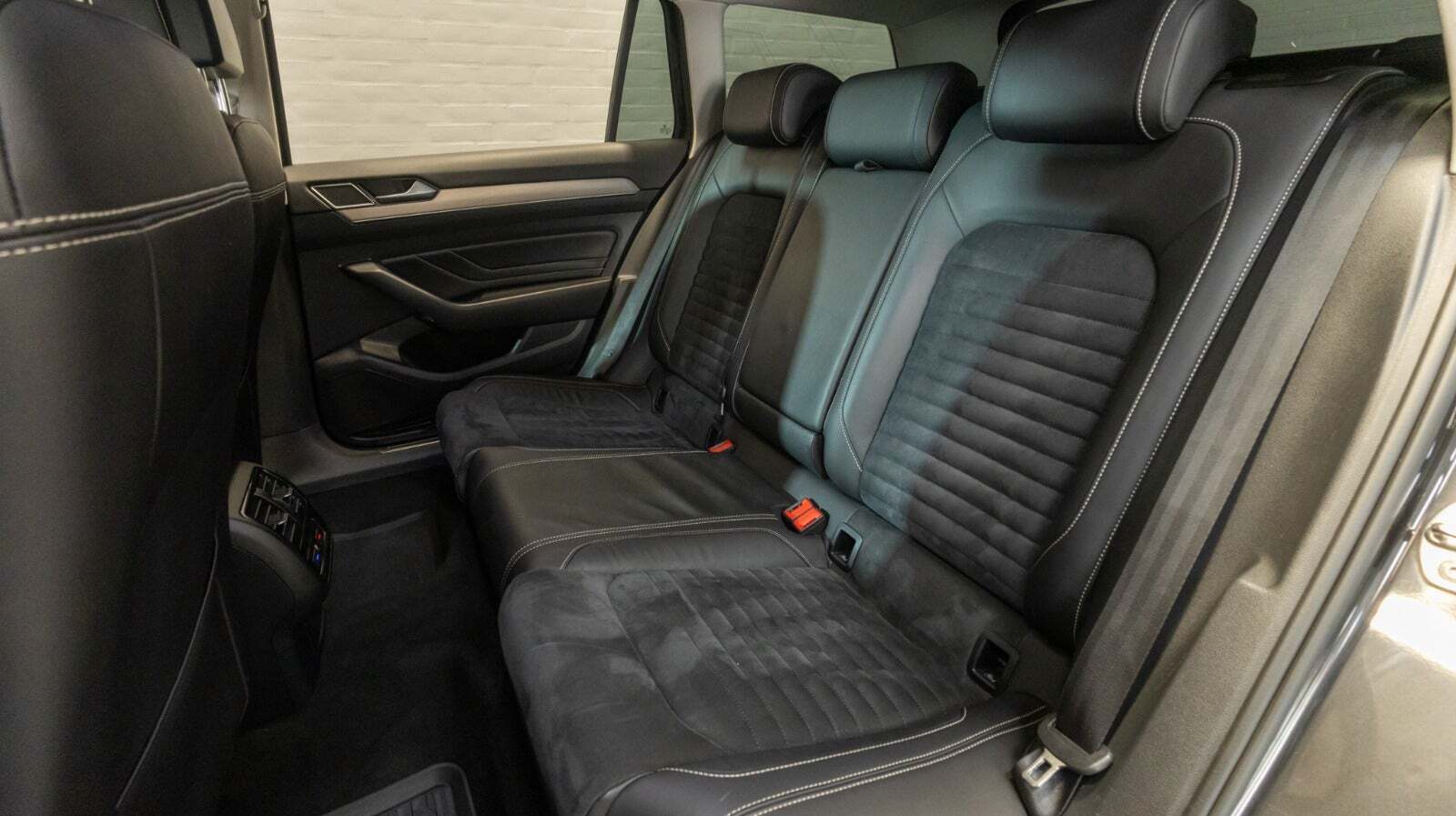 Grå VW Passat fra 2020