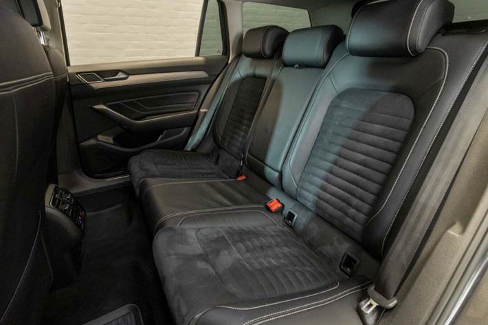 Grå VW Passat fra 2020