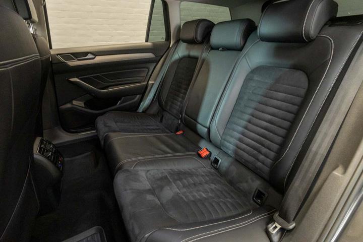 Grå VW Passat fra 2020