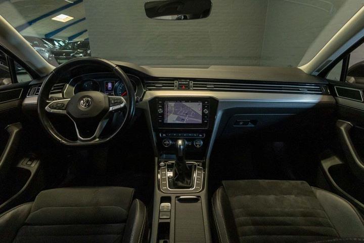 Grå VW Passat fra 2020
