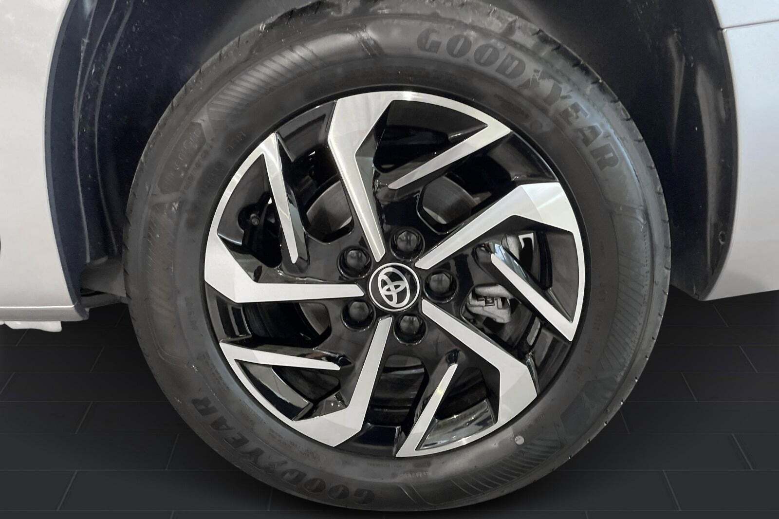 Grå Toyota ProAce City Verso fra 2025