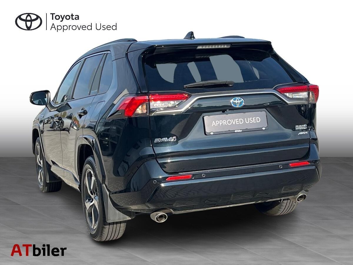 Sort Toyota RAV4 Plug-in fra 2024