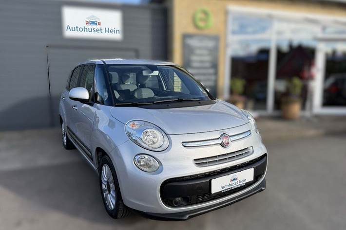 Sølv Fiat 500L Living fra 2015 set udefra