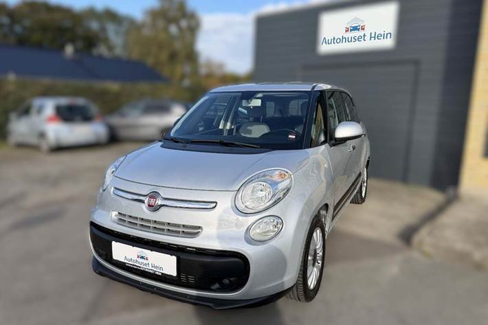 Sølv Fiat 500L Living fra 2015 set udefra