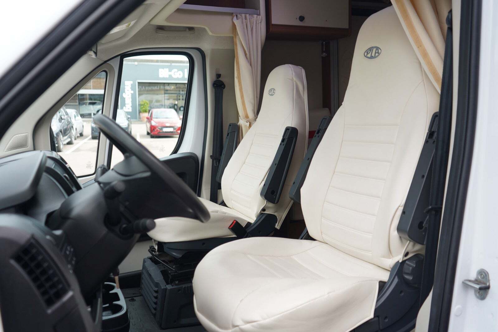 Hvid Citroën P.L.A. fra 2017 set indefra