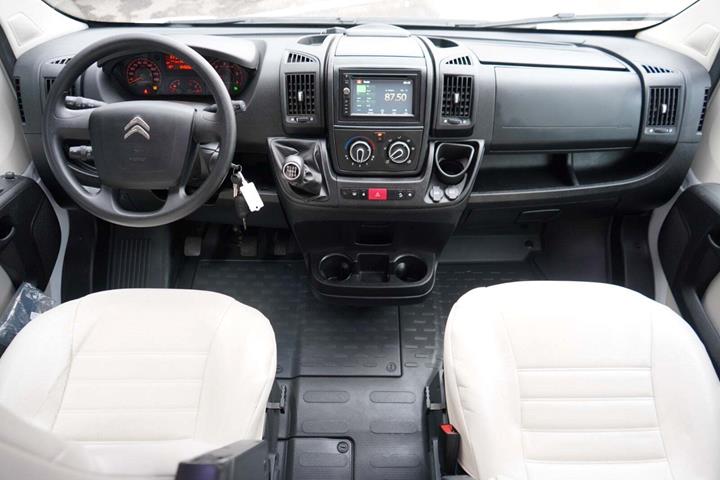 Hvid Citroën P.L.A. fra 2017 set indefra