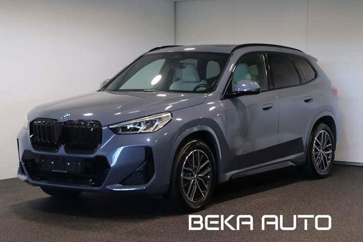 Grå BMW iX1 fra 2023 set udefra