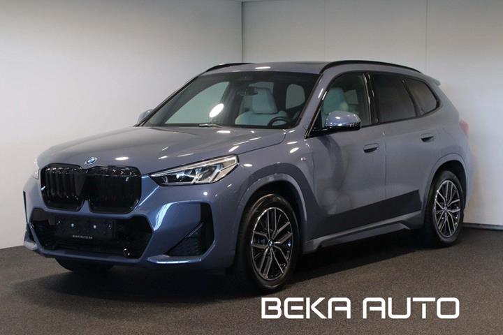Grå BMW iX1 fra 2023 set udefra