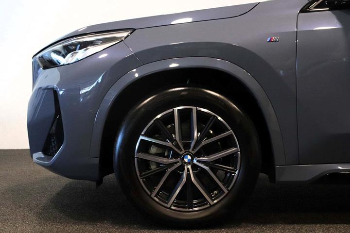 Grå BMW iX1 fra 2023