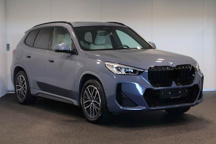 Grå BMW iX1 fra 2023