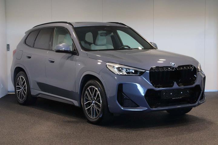 Grå BMW iX1 fra 2023