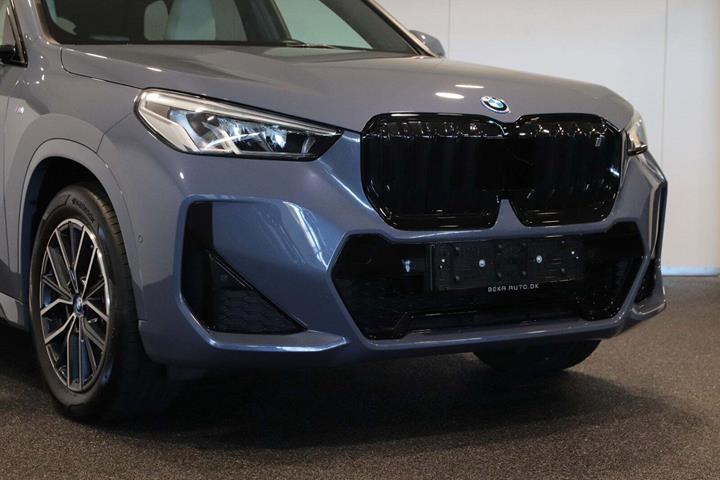 Grå BMW iX1 fra 2023