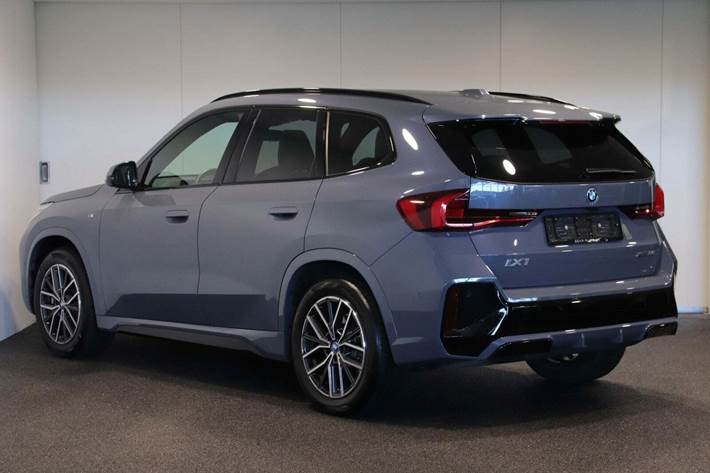 Grå BMW iX1 fra 2023