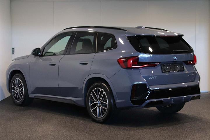 Grå BMW iX1 fra 2023