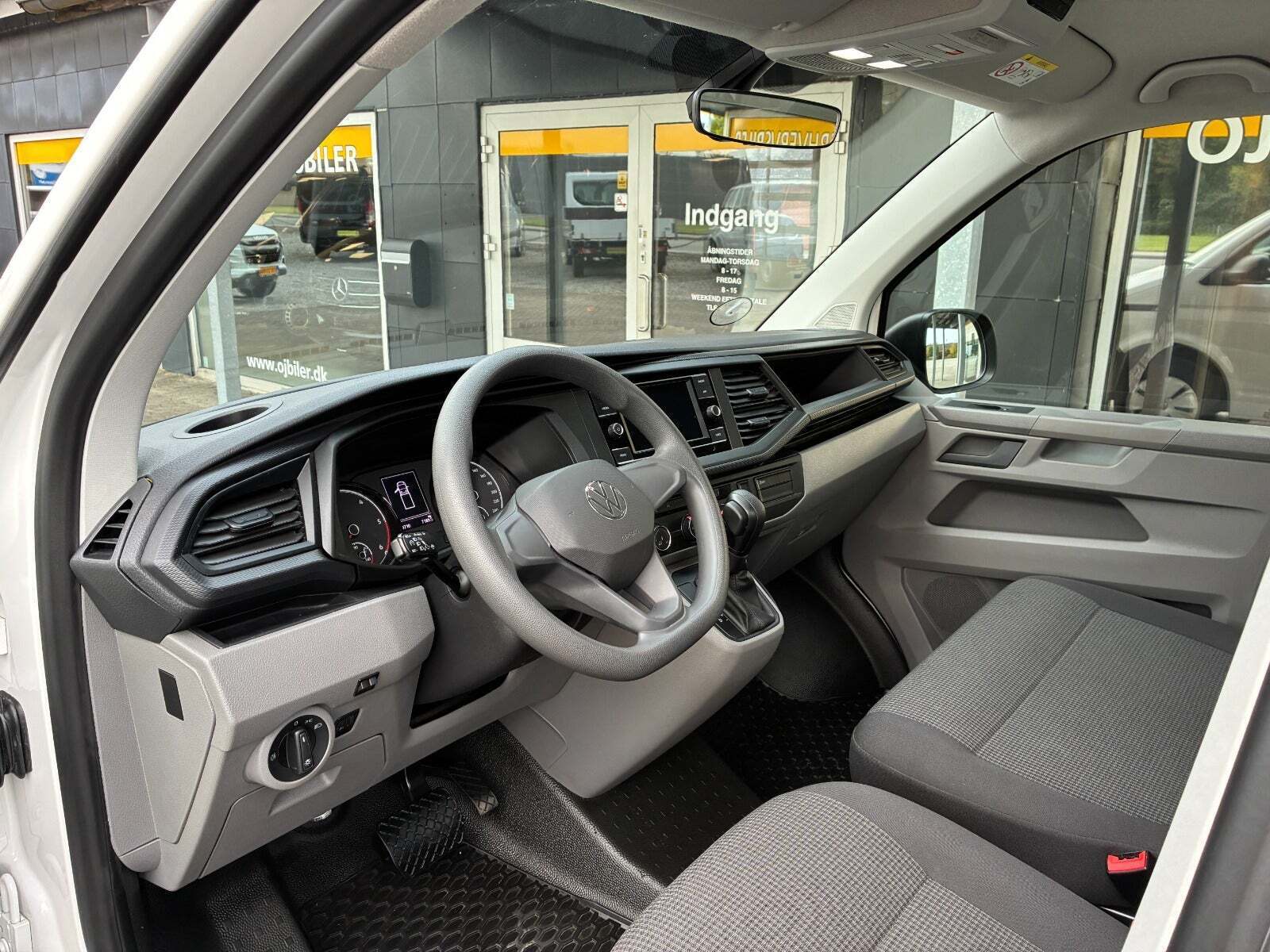 Hvid VW Transporter fra 2024