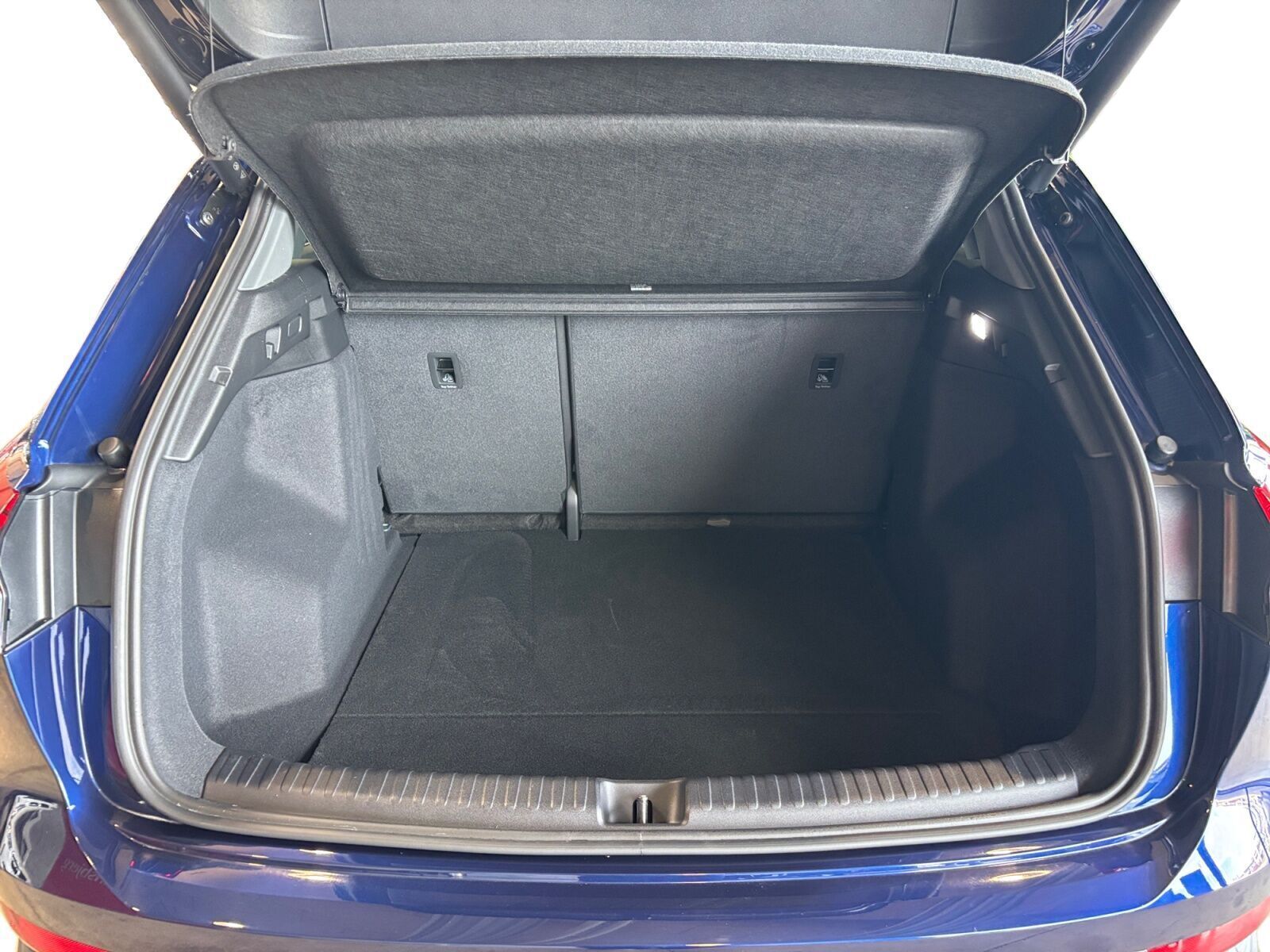 Blå Audi Q4 e-tron fra 2023