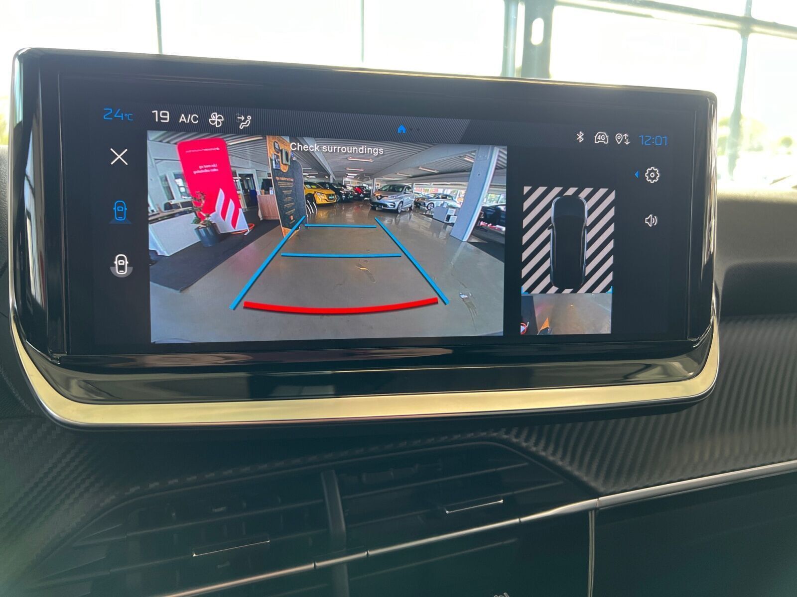 Grå Peugeot e-2008 fra 2023