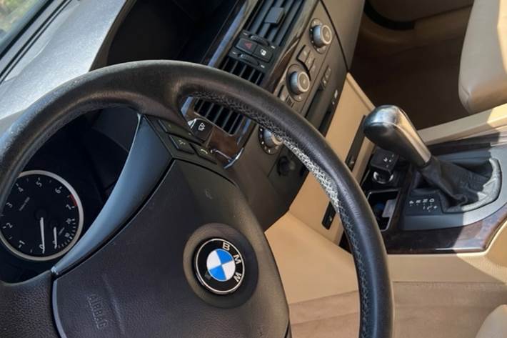 Blå BMW 525i fra 2004