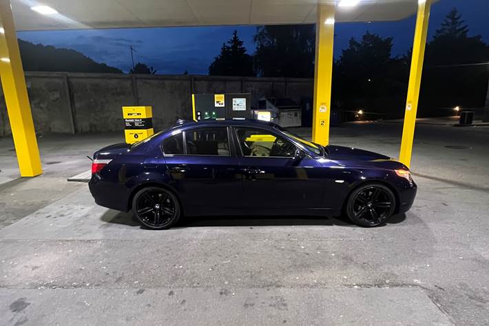 Blå BMW 525i fra 2004