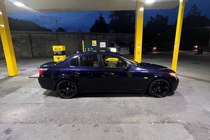 Blå BMW 525i fra 2004
