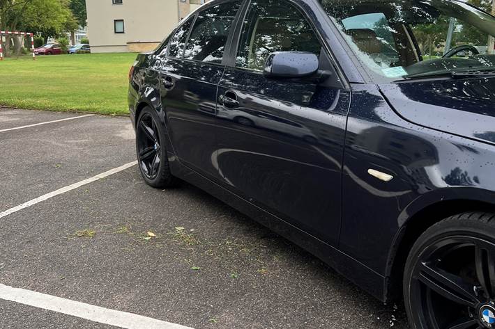 Blå BMW 525i fra 2004