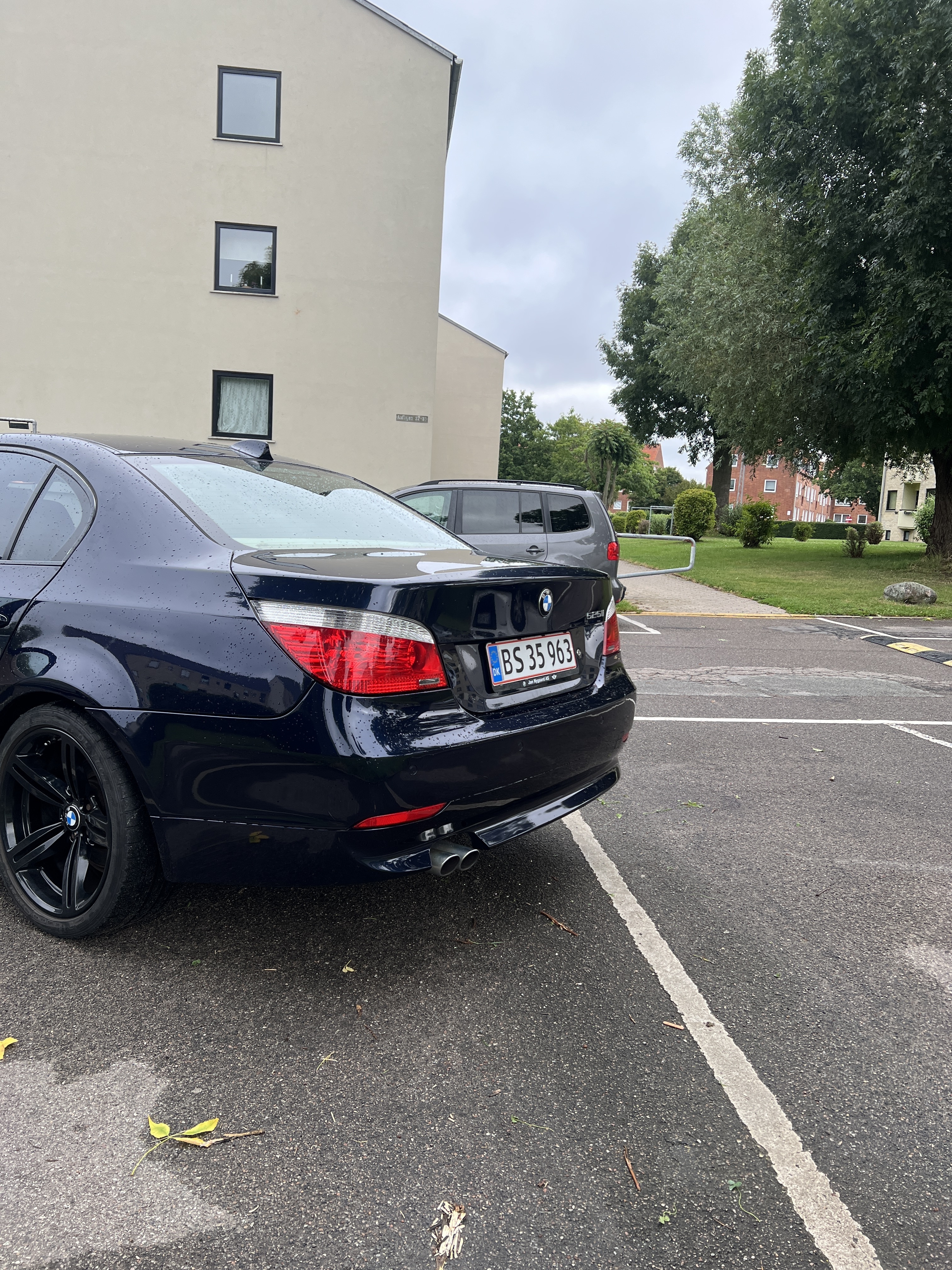 Blå BMW 525i fra 2004