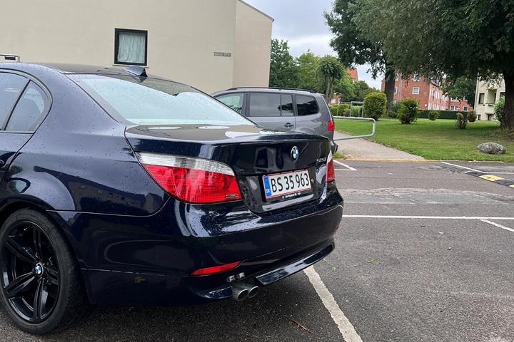 Blå BMW 525i fra 2004