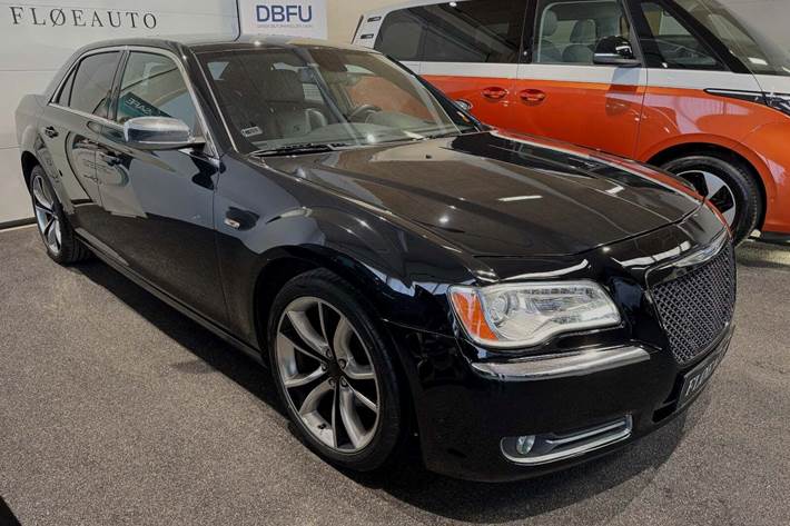 Sort Chrysler 300C fra 2013 set udefra