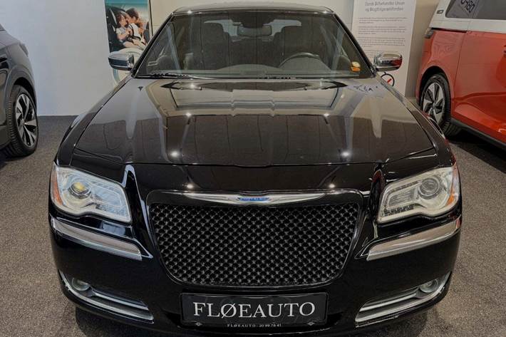 Sort Chrysler 300C fra 2013 set udefra