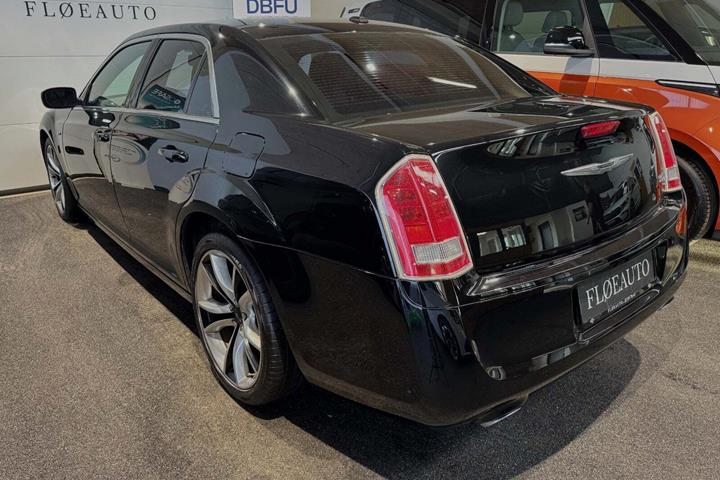 Sort Chrysler 300C fra 2013 set udefra