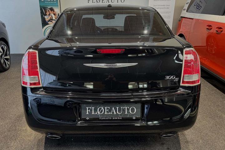Sort Chrysler 300C fra 2013 set udefra