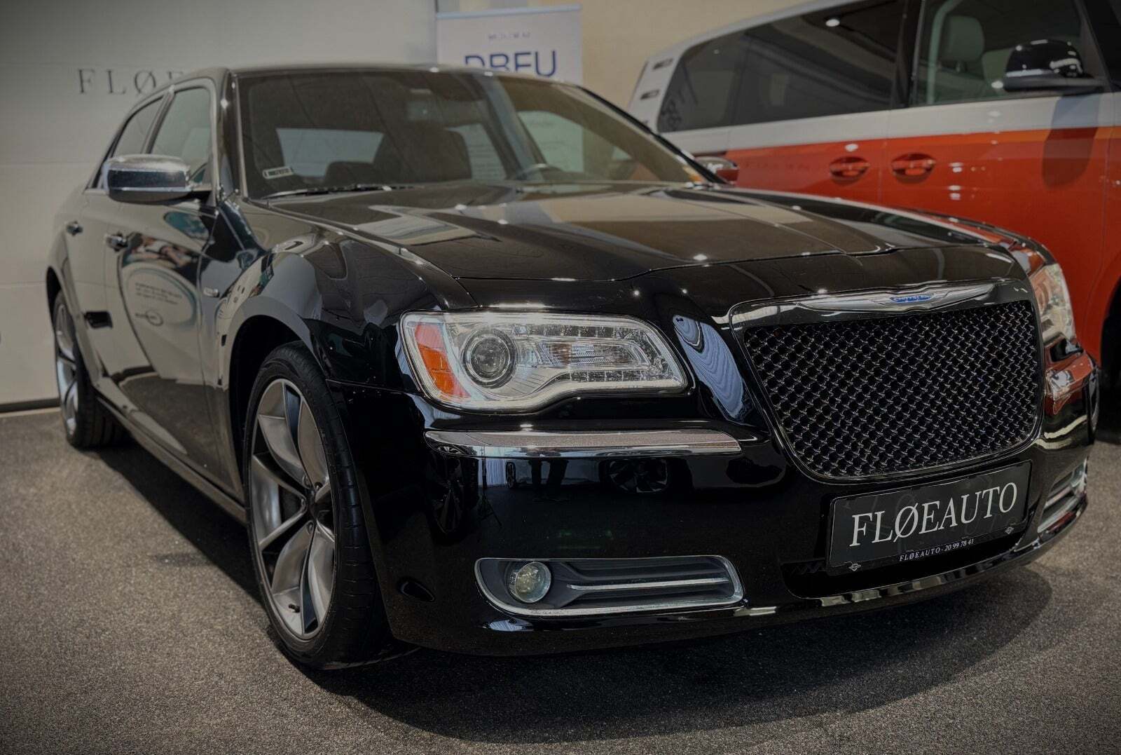 Sort Chrysler 300C fra 2013 set udefra