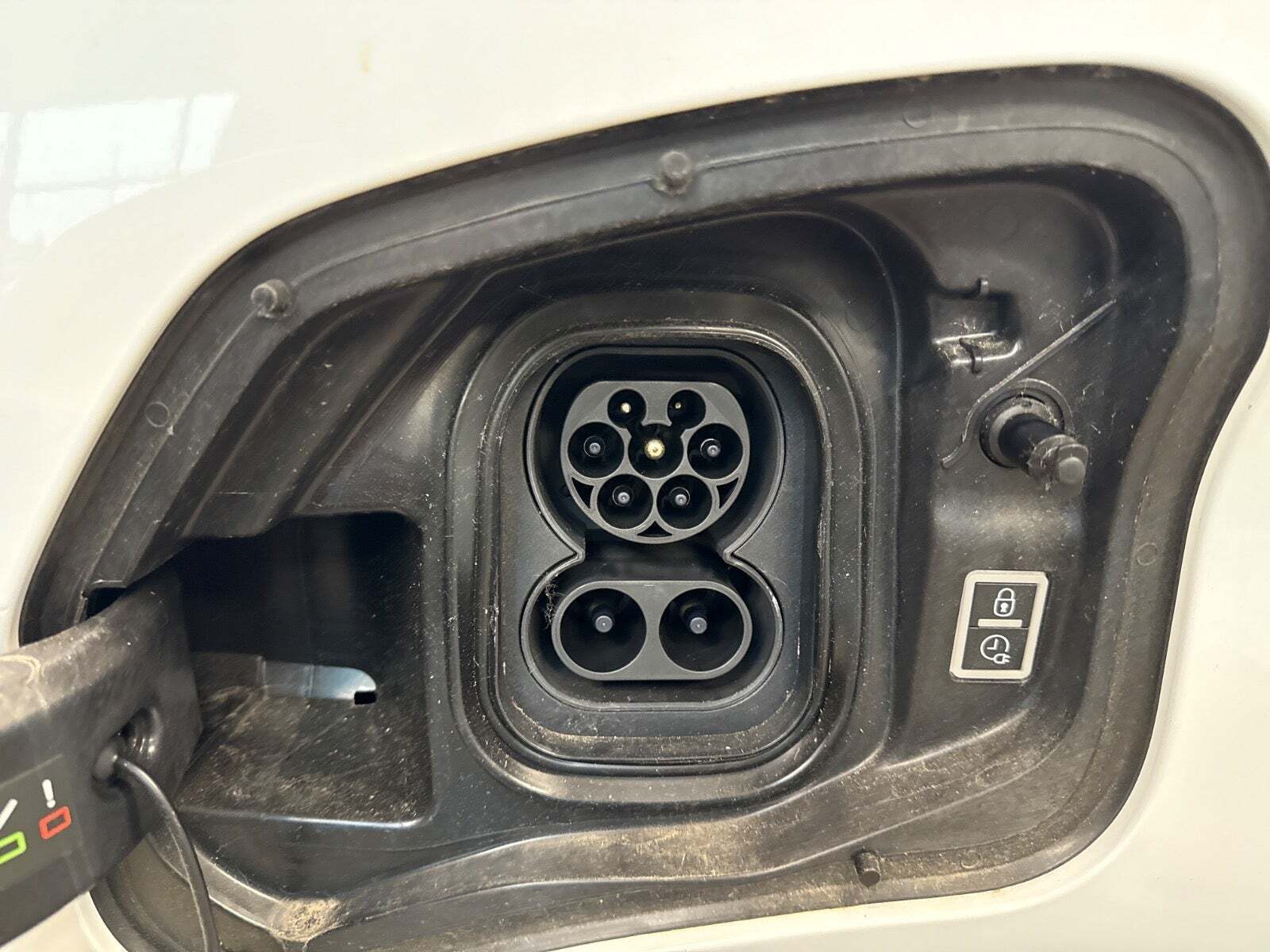 Hvid Peugeot e-Expert fra 2024