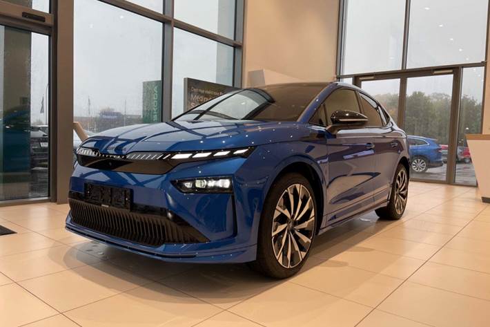 Blå Skoda Enyaq fra 2026 set udefra