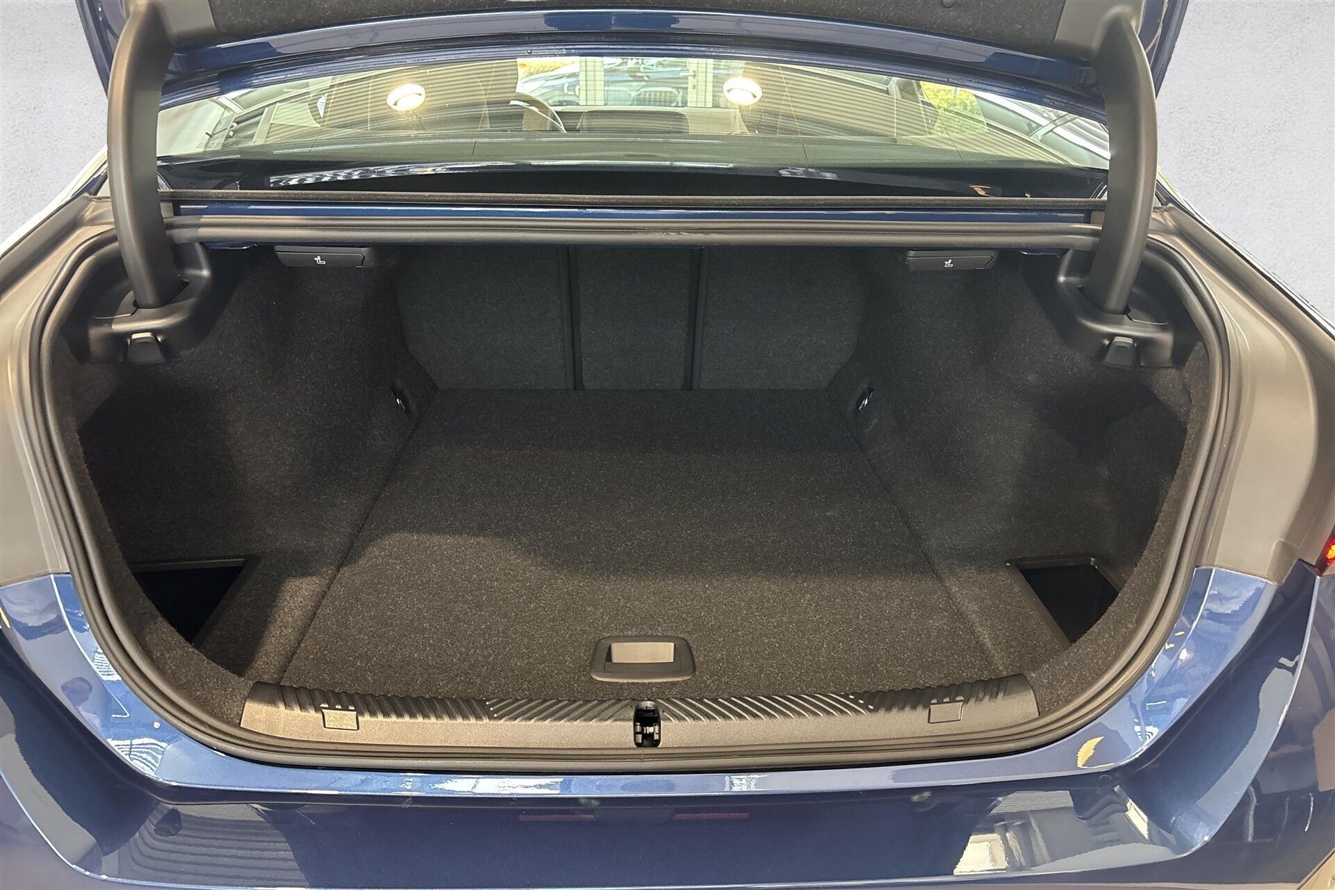 Blå BMW i5 fra 2025