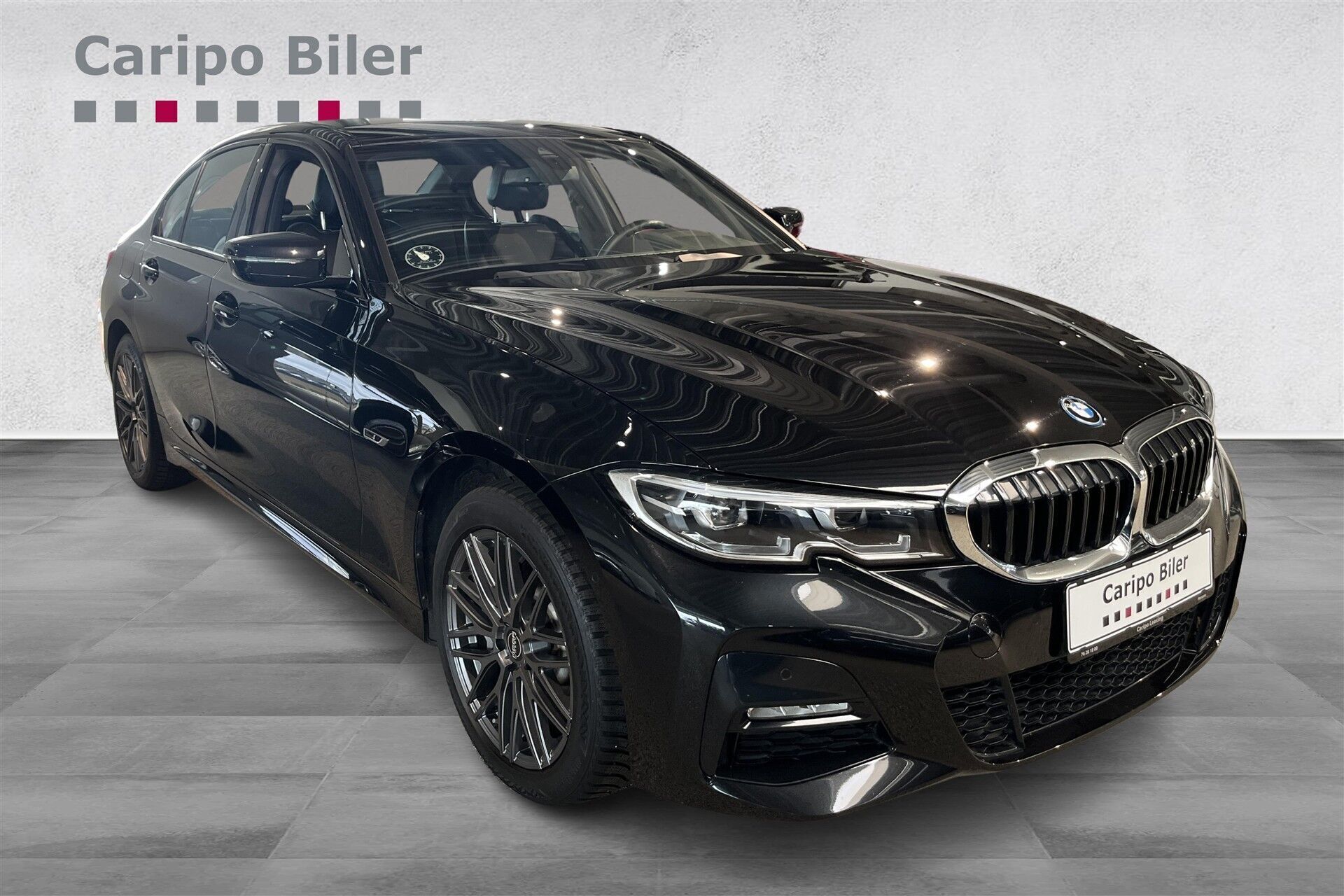 Sort BMW 330e fra 2022 set udefra