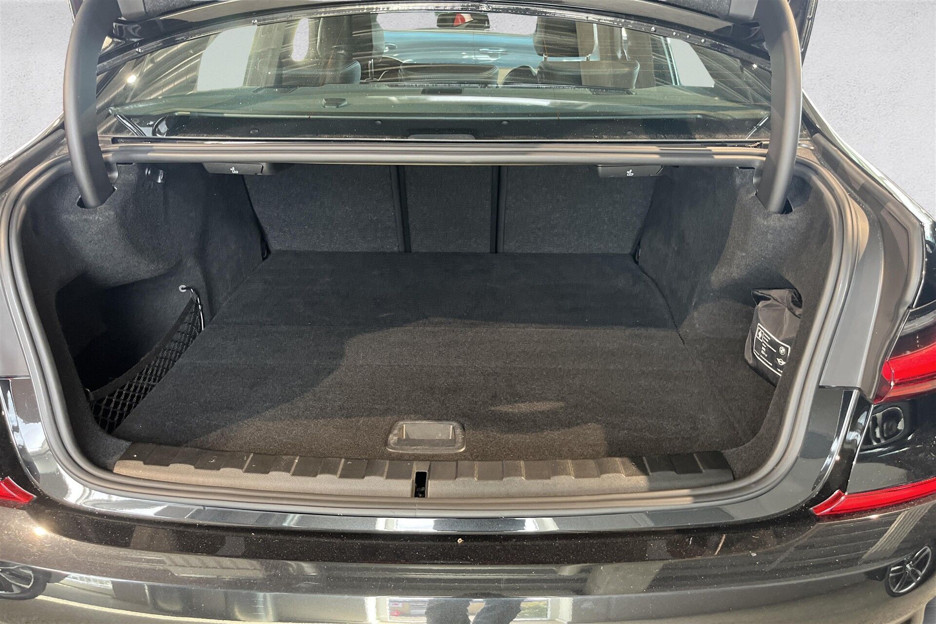 Sort BMW 330e fra 2022