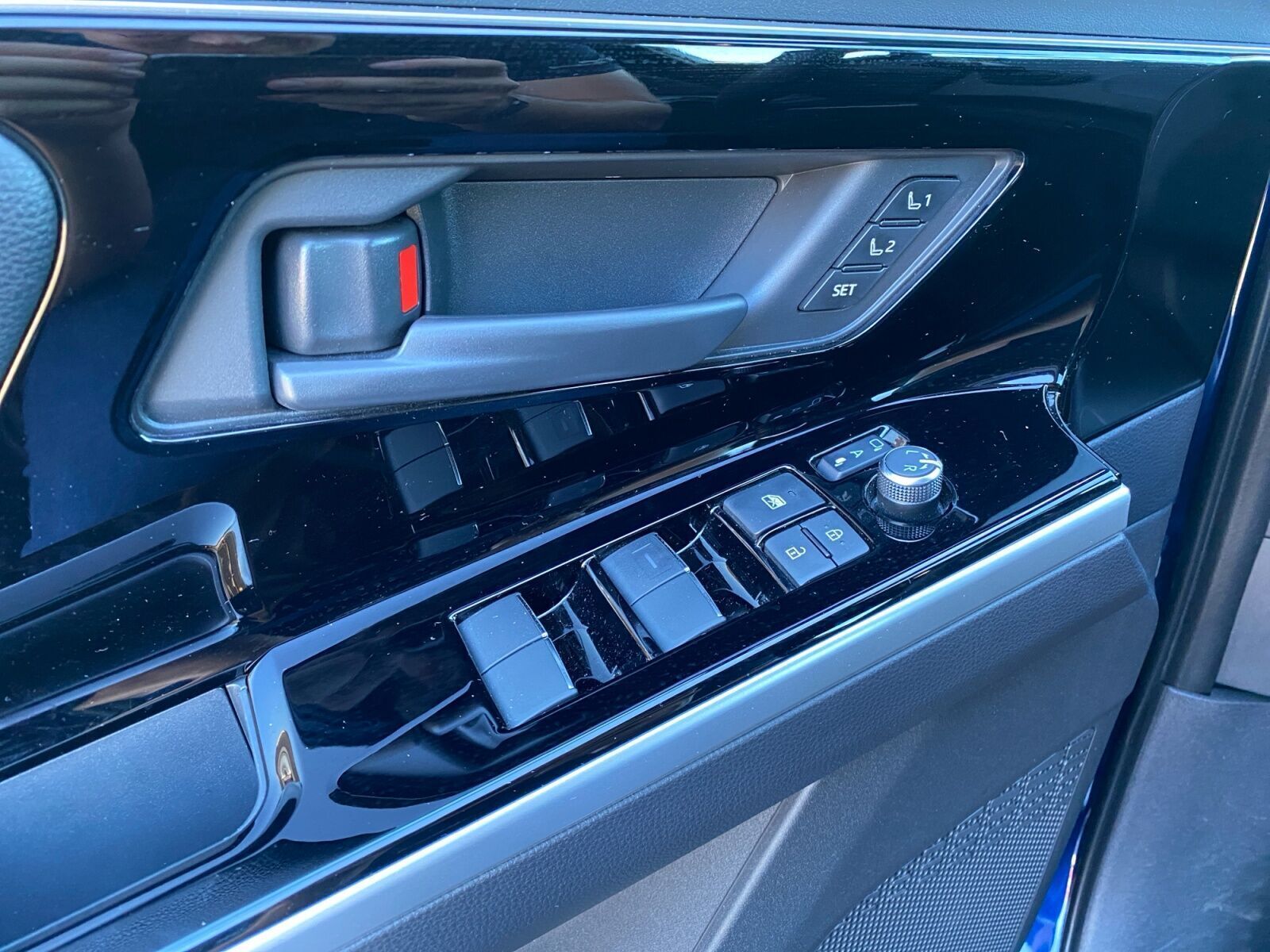 Blå Toyota BZ4X fra 2025