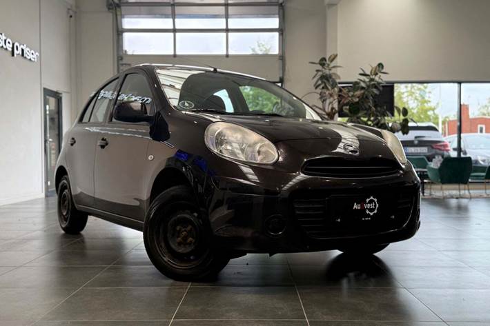 Sort Nissan Micra fra 2011 set udefra