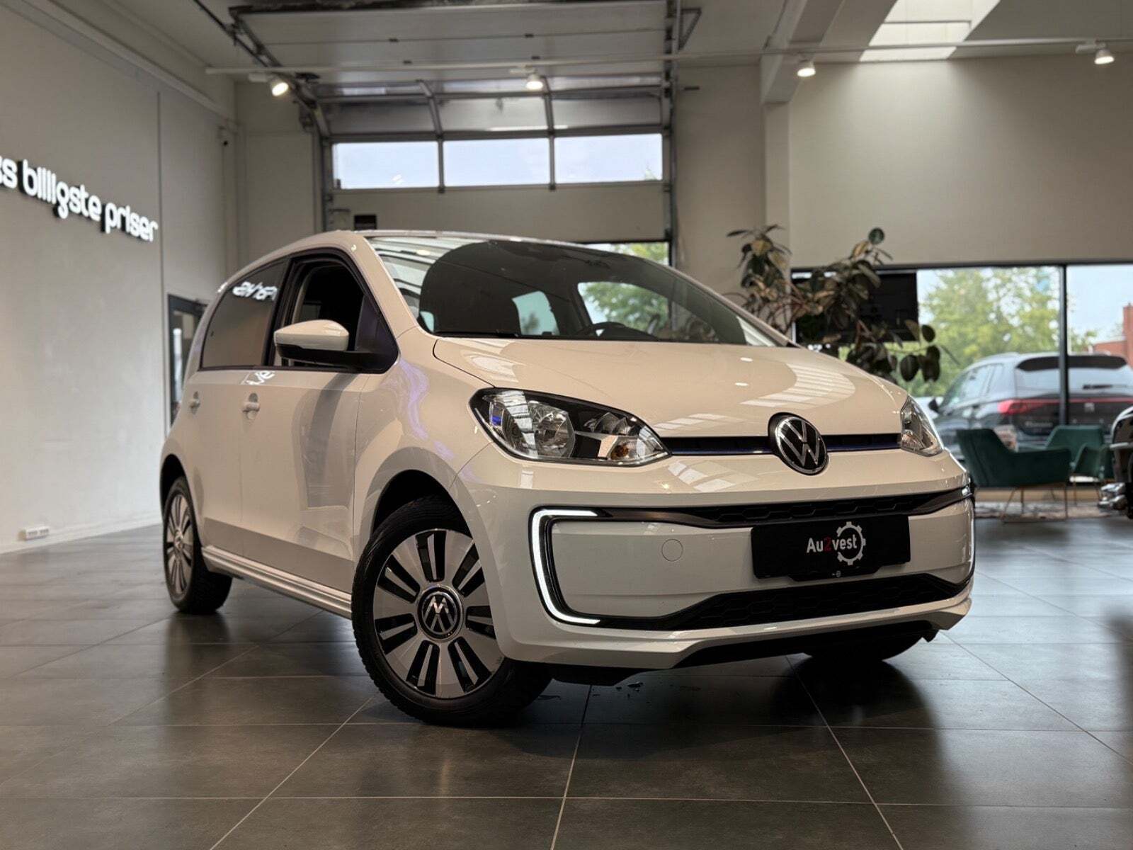 Hvid VW E-UP! fra 2022 set udefra