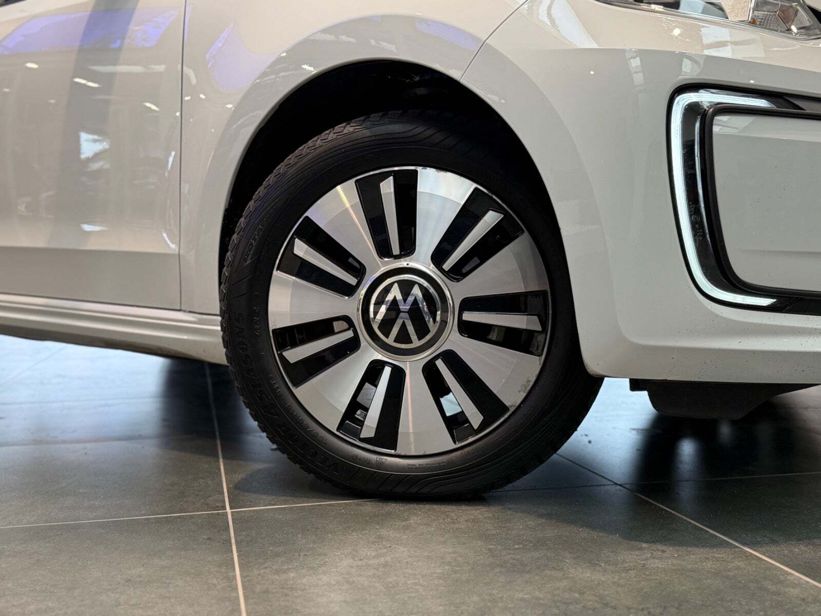 Hvid VW E-UP! fra 2022