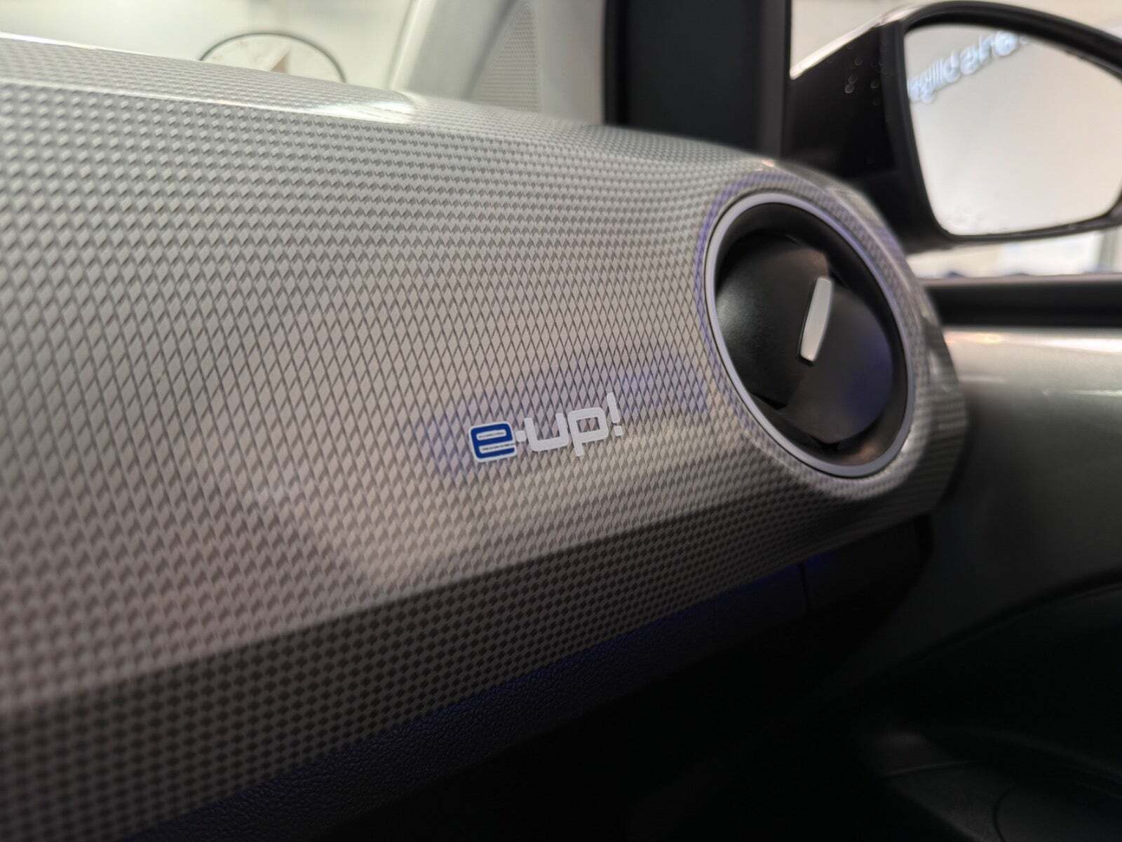 Hvid VW E-UP! fra 2022